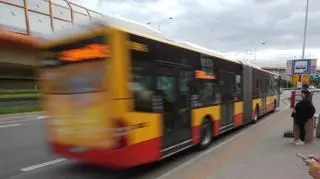 Wysiadła z autobusu na i zginęła na pasach
