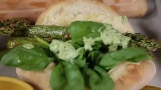 Mega kanapki z serem, szparagami i mortadelą