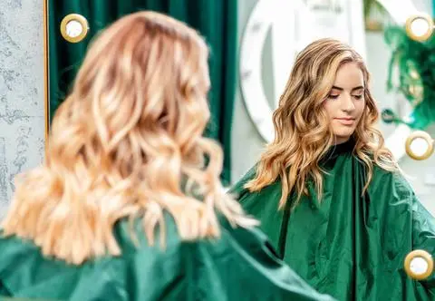 Ribbon blond bije rekordy popularności w salonach fryzjerskich. Komu pasuje ten modny odcień?