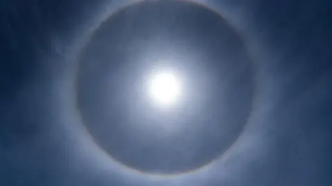 Nietypowe widowisko na niebie. Jak powstaje zjawisko "trzy słońca"?