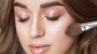 Kobieta wykonująca makijaż