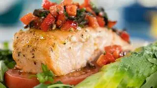 Pieczony łosoś z sałatką i salsą - przepis Kasi Bukowskiej