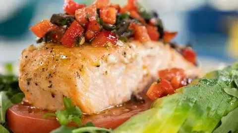 Pieczony łosoś z sałatką i salsą