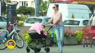 Pijana matka z dziecięcym wózkiem 