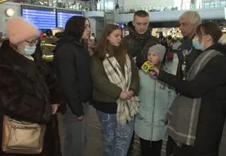 Uciekł przed wojną w Ukrainie i został wolontariuszem na Dworcu Centralnym. "Robię to, co mogę"