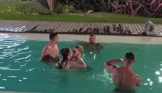 "Hotel Paradise 6". Pocałunek Hani i Angeliki