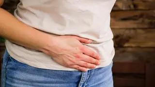 Odczuwasz ból brzucha w połowie cyklu menstruacyjnego? Sprawdź, co to oznacza