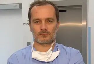 Chirurg ratuje dzieci z rozszczepem warg. "Nie jest lekarzem, a aniołem"