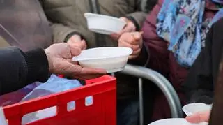 Liczba Polaków żyjących w skrajnej biedzie wzrosła o blisko milion. "Zagrożony jest pewien poziom życia"