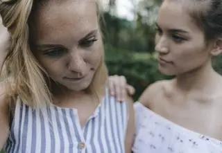 Czy warto informować przyjaciółkę, że partner ją zdradza? 
