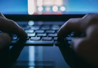 Duży bank ostrzega przed oszustami. "Wykorzystują wizerunek znanych celebrytów"