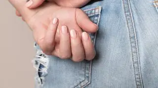 Metoda na zadarte skórki i matową płytkę. Jak wykonać nail slugging? 