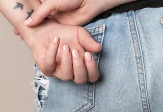 Metoda na zadarte skórki i matową płytkę. Jak wykonać nail slugging? 