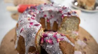 Przepis na wielkanocną babkę z marchwią, makiem i różą