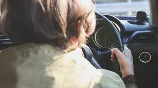Podchodziła do egzaminu na prawo jazdy 960 razy. Gdy zdała w wieku 69 lat, znana marka podarowała jej auto