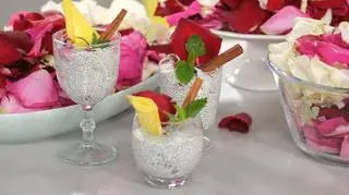 Mleczno-różany deser z nasionami chia