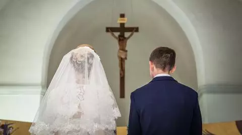 Coraz więcej Polek i Polaków chce "rozwodu kościelnego". Padł rekord