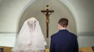Coraz więcej Polek i Polaków chce "rozwodu kościelnego". Padł rekord