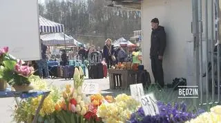 Każdego dnia mijamy ich na ulicy. "Powinniśmy ludziom służyć, pomagać, tworzyć jakąś więź ze sobą"