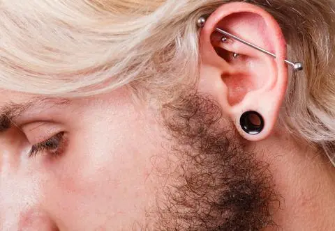 Nietypowy piercing - tunele, rozpychacze i biżuteria intymna