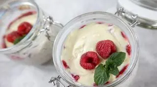 Nocna owsianka sernikowa z białą czekoladą i malinami