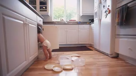 Co zrobić, aby dziecko nie otwierało kuchennych szafek? 
