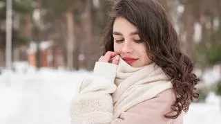 Cold make-up jest już viralem na TikToku. Na czym polega mroźny makijaż?