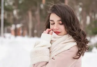 Cold make-up jest już viralem na TikToku. Na czym polega mroźny makijaż?