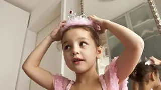 Dziewczynka z koroną na głowie