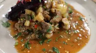 Gulasz wołowy lub z dziczyzny ze śląskimi kluskami i pieczoną czerwoną kapustą   