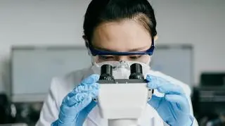 Kobieta w laboratorium