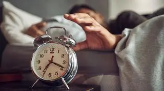 W tych krajach najwcześniej dzwonią budziki. Czy Polska się do nich zalicza?