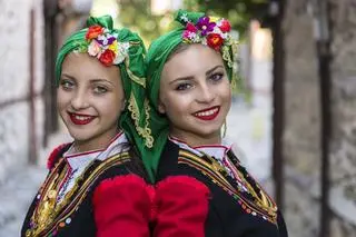 Góralki w strojach ludowych