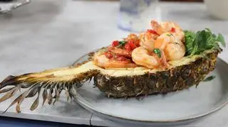 Ananas pieczony z krewetkami i pastą z awokado