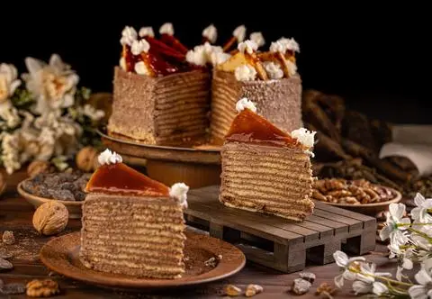 Oryginalny przepis na węgierski tort Dobosza. Jak go wykonać krok po kroku?