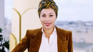 Omenaa Mensah w letniej stylizacji. Ten kapelusz to synonim elegancji i klasy 