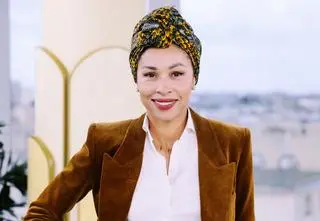 Omenaa Mensah w letniej stylizacji. Ten kapelusz to synonim elegancji i klasy 