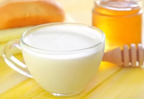 Mleko z miodem na wirusy i bakterie. Czy ta mikstura rzeczywiście działa? 
