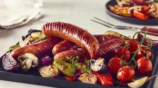 [SPONS] Klasyka z grilla w nowej odsłonie. Najciekawsze przepisy na kiełbasę i karkówkę