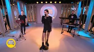 Ania Leon w utworze „Przypadki”