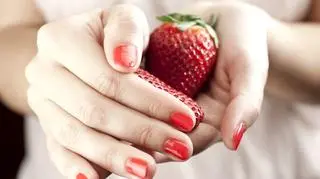 Truskawki nie tylko na talerzu. "Strawberry nails" to nowy wakacyjny hit 
