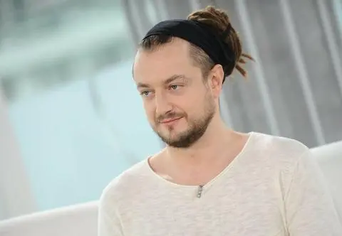 Alek Baron pokazał urocze zdjęcia z babcią. Fanka: "Myślałam, że to mama"