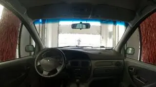 Brama myjni uszkodziła mu samochód. " Poczułem się, że robią ze mnie kretyna"