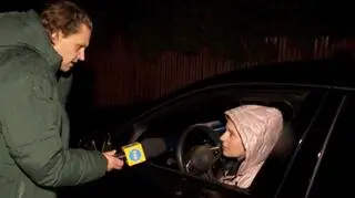 Dziewczynka w ciemnej kurtce chciała przejść przez ulicę po zmroku. Ilu kierowców ją zauważyło?