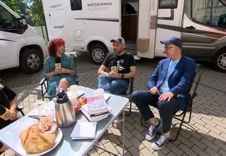 Pisarze w kamperze przemierzają Dolny Śląsk. "Przywieziemy festiwal do publiczności"