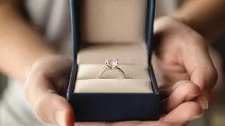 Diament w pierścionku zaręczynowym to tradycja od wieków? Prawda cię zaskoczy