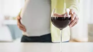 Picie alkoholu w ciąży może skutkować ciężkimi zaburzeniami u dziecka. "Należy zachować abstynencję jeszcze przed poczęciem"
