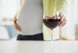 Picie alkoholu w ciąży może skutkować ciężkimi zaburzeniami u dziecka. "Należy zachować abstynencję jeszcze przed poczęciem"
