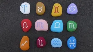 Kolorowe kamienie z symbolami zodiaku
