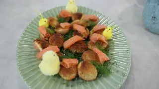Zapiekane jajka w skorupkach z twarogiem, pastą wasabi i wędzonym łososiem 